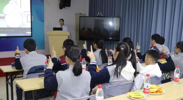 1月16日下午，厦门双十中学初一年段的同学们在老师们的带领下，走进厦门大学附属厦门眼科中心，一同探寻眼睛奥秘，开启一场“睛”彩的研学之旅。以拓展青少年视野，让青少年学习眼健康知识，提升学生们的爱眼意识2.jpg