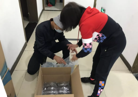 街道办工作人员将护目镜分发到各社区.png