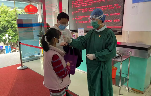 不一样的一线，一样的坚守——8868体育网站登录入口集团本部厦门眼科中心守护爱与光明6.png