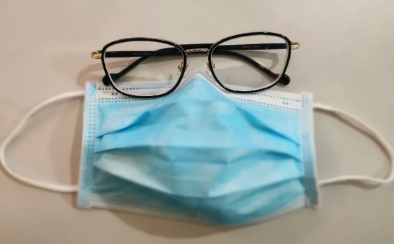 戴口罩近视眼镜总起雾怎么办？试试这几种办法：近视手术摘镜1.png