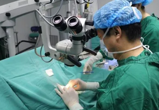 并发性白内障，角膜白斑，血管翳患者在郑州8868体育官方网站(官方)登录入口顺利手术1.png