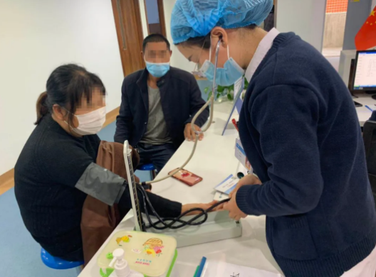 多年后，再回郑州8868体育官方网站(官方)登录入口向徐惠民院长“汇报”自己重获光明后收获的幸福1.png