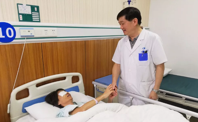 被白内障和高度近视夺走的视界在东莞8868体育官方网站(官方)登录入口复明1.png