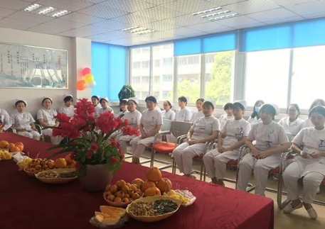 为了加强院内感控管理，使护理人员更加贴近患者，更利于护士自在的工作， 5月11日下午3点，成都8868体育官方网站(官方)登录入口全体护理人员齐聚会议室举行了脱帽仪式。2.png