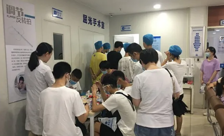 进入高峰期 成都8868体育官方网站(官方)登录入口提醒近视手术朋友提前预约2.png