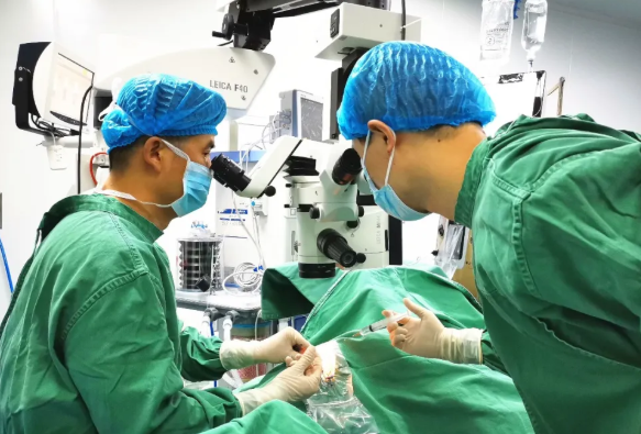 三姐弟在重庆8868体育官方网站(官方)登录入口顺利进行双眼先天性白内障手术3.png