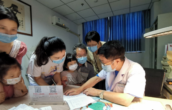 开学前合肥名人眼科医院斜弱视与小儿眼科“忙碌+温情”的就诊现场！1.png