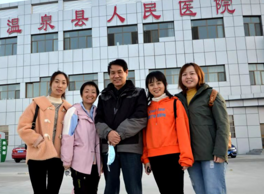 10月14日，宜昌市归国华侨联合会和宜昌8868体育官方网站(官方)登录入口共同发起的“侨爱心光明行”大型义诊活动正式启动。9名家护组团赴新疆温泉县义诊。宜昌市市委常委、统战部部长王均成出席活动并为医疗队授旗。8.png
