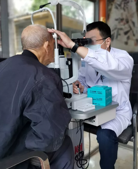 爱心传递进公园——莆田眼科医院爱眼护眼暖人心在凤凰山公园开展了“护眼爱眼进公园，情意暖人心”活动，主要服务项目包括眼视力测试、眼压、裂隙灯检查及白内障、翼状胬肉等眼科疾病筛查、眼保健咨询服务等2.png