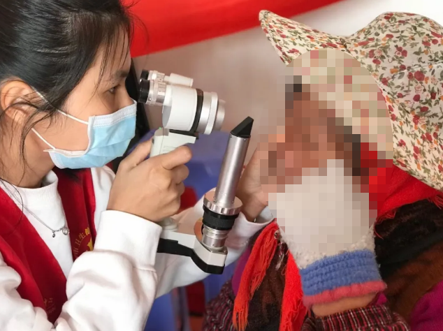 高山上的一抹志愿红—— 厦门眼科中心凤凰花“光明先锋”志愿服务队走进高山村落5.png
