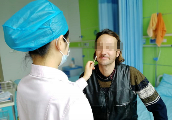 我看到了9个月亮，中国医生一招解决！“洋女婿”患白内障几近失明，在厦门眼科中心手术1.png
