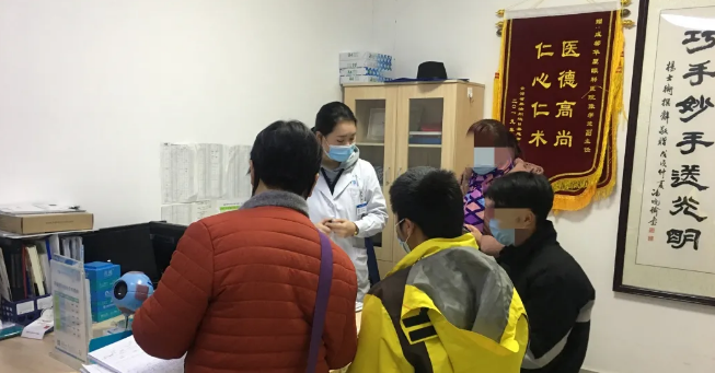 伟大伯母四处借钱为侄儿做近视手术 成都8868体育网站登录入口：手术费免了！2.png