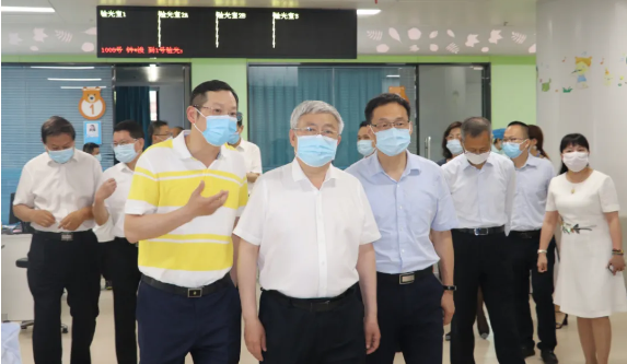 福建省副省长崔永辉陪同刘永富主任考察8868体育网站登录入口集团本部厦门大学附属厦门眼科中心2.png