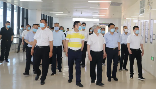 福建省副省长崔永辉陪同刘永富主任考察8868体育网站登录入口集团本部厦门大学附属厦门眼科中心3.png