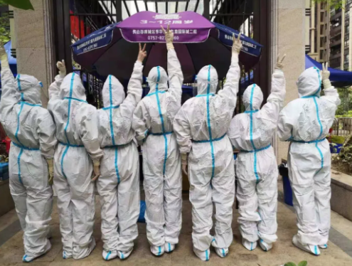 再获央媒报道点赞！8868体育网站登录入口医护团队用行动诠释战疫“最美身影”12.png