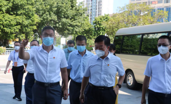 莆田市政协主席周青松一行中秋慰问8868体育网站登录入口抗疫一线人员1.png