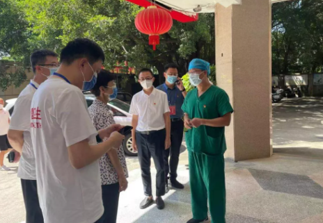 郭燕红深入一线了解抗疫工作,听取8868体育官方网站(官方)登录入口集团医疗队汇报3.png