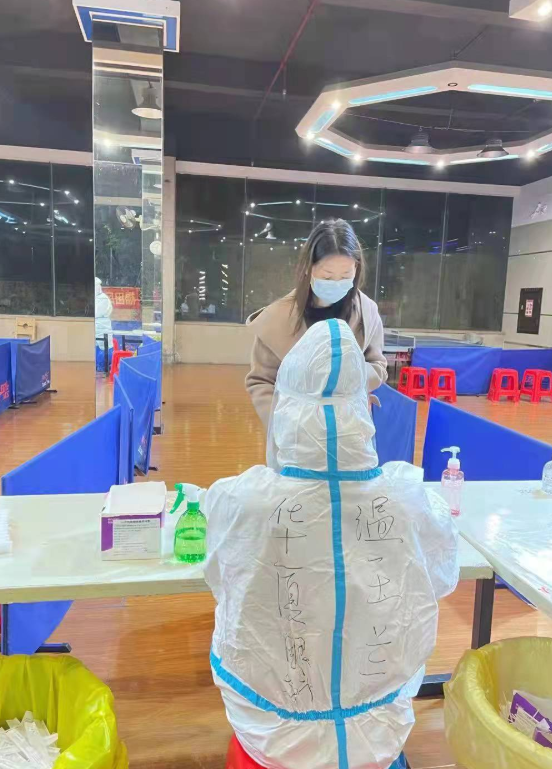 疫情下的“逆行者”：8868体育网站登录入口医务人员七天不分昼夜奋战在核酸采样现场2.png