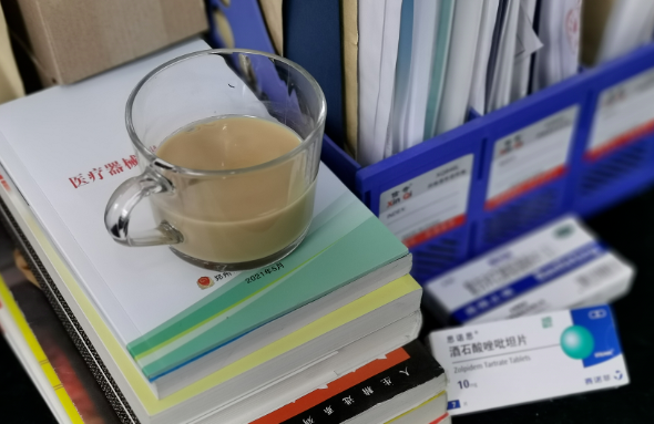 郑州8868体育网站登录入口视光：“狠人”刘苏冰的3件宝：咖啡、止疼片、安眠药，让她时刻处在较佳状态。找她做近视手术，放心！2.png