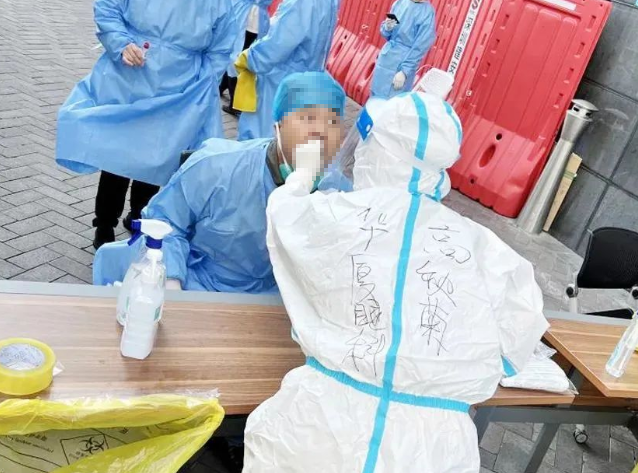 医者担当！8868体育网站登录入口今年来已支援核酸采样超100万人次9.png