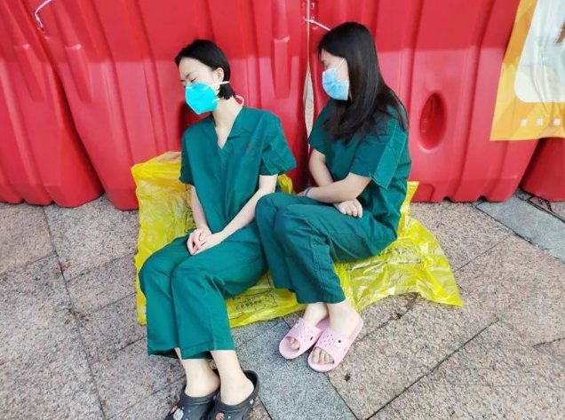 医者担当！8868体育网站登录入口今年来已支援核酸采样超100万人次10.png