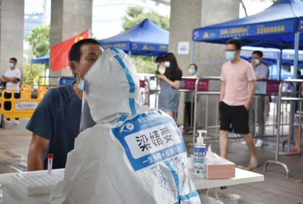医者担当！8868体育网站登录入口今年来已支援核酸采样超100万人次12.png