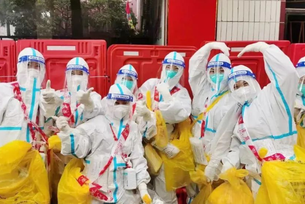 医者担当！8868体育网站登录入口今年来已支援核酸采样超100万人次19.png
