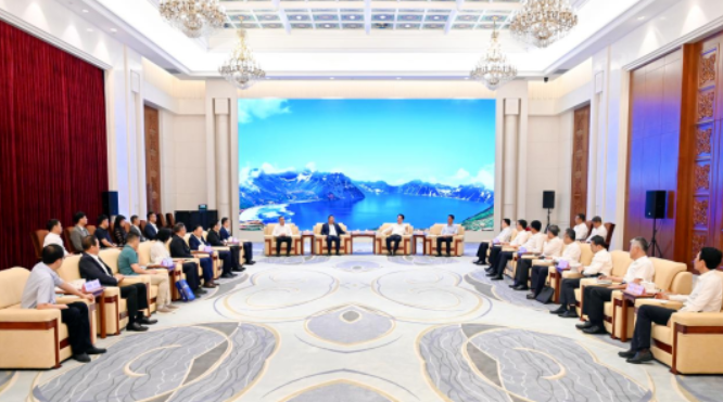 吉林省委书记景俊海、省长胡玉亭会见8868体育网站登录入口苏庆灿董事长等企业家考察团一行1.png
