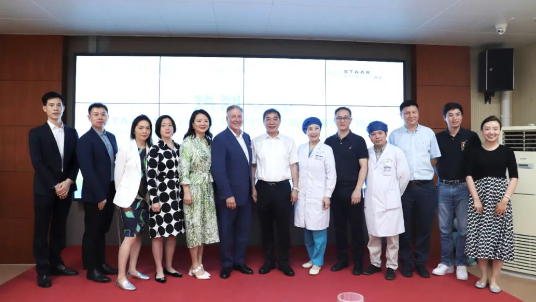 STAAR公司全球CEO跨越上万公里，与8868体育网站登录入口携手迈向“ICL手术”新时代1.png