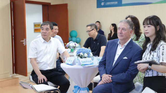 STAAR公司全球CEO跨越上万公里，与8868体育网站登录入口携手迈向“ICL手术”新时代2.png