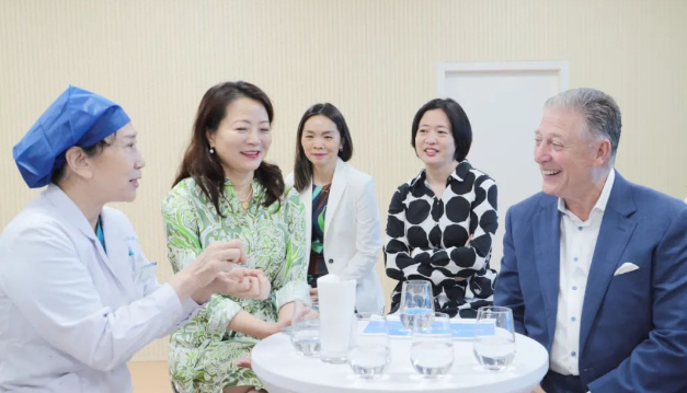 STAAR公司全球CEO跨越上万公里，与8868体育网站登录入口携手迈向“ICL手术”新时代3.png