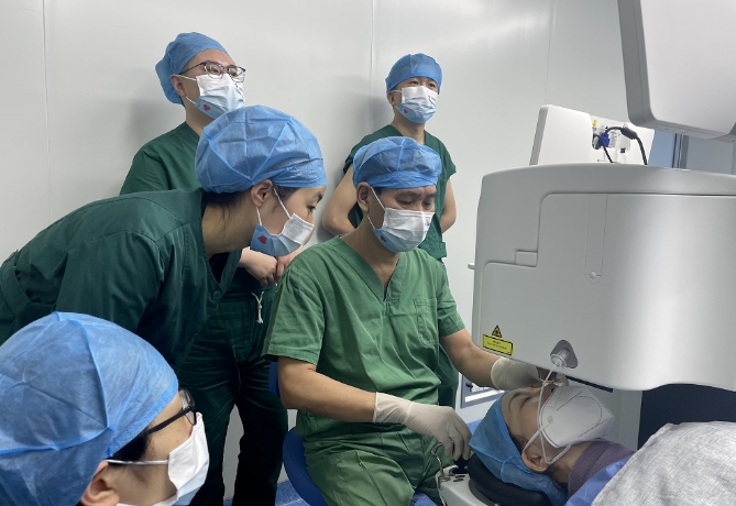 8868体育网站登录入口医生·医声霍鸣：有口皆【医生·医声】霍鸣：有口皆碑的“光明掌门人”碑的“光明掌门人”3.png